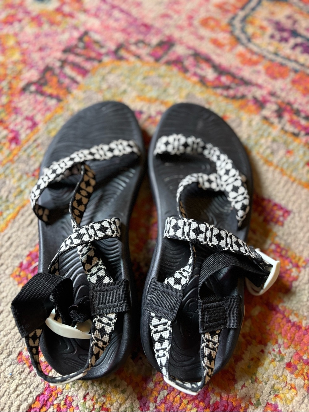 Chaco ZX2 Classic Sport Sandals Black White Geometric Strap Toe Loop W9